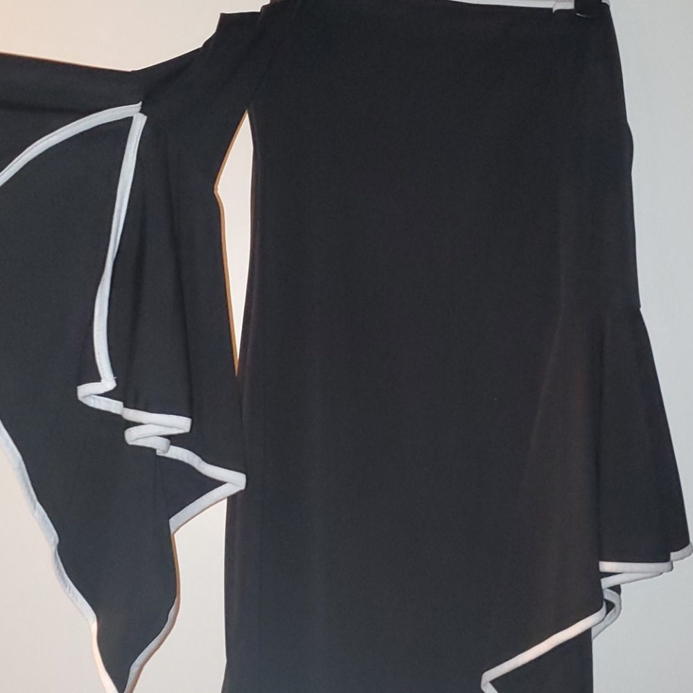 Dress with bell sleeves,strapless